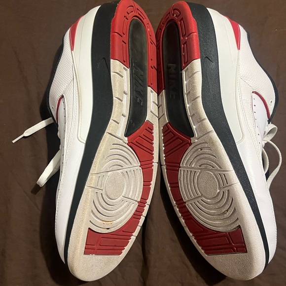 Classic White and Red Men's Sneakers Retro 2 Chicago Vintage - Picture 3 of 8